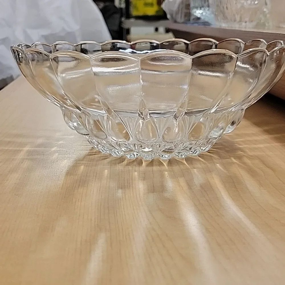 ‎Vintage Indiana clear glass Serving Bowl with Scalloped Edge and Star Bottom
